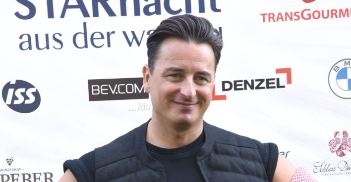 Andreas Gabalier bei einem öffentlichen Auftritt – seine Wohnung im umstrittenen „Marina Village“ in Velden soll abgerissen werden.