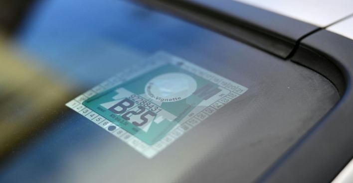 Nahaufnahme einer österreichischen Klebevignette auf der Windschutzscheibe eines Autos.