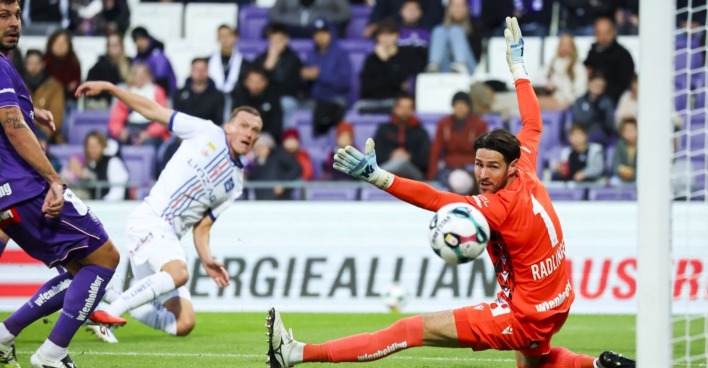 Thomas Goiginger (Blau-Weiß Linz) und Tormann Samuel Sahin-Radlinger (AUSTRIA) am Samstag, 04. Oktober 2025, anl. einer Fußball-Bundesliga-Begegnung zwischen FK Austria Wien und Blau-Weiß Linz in der Generali-Arena in Wien.