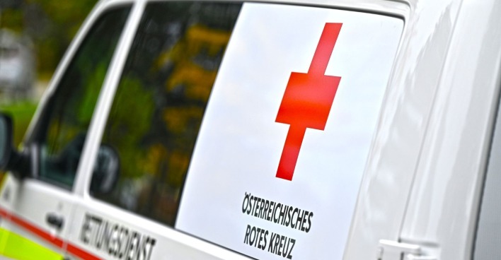 Außenansicht eines Rettungswagens des österreichischen Roten Kreuzes bei Tag