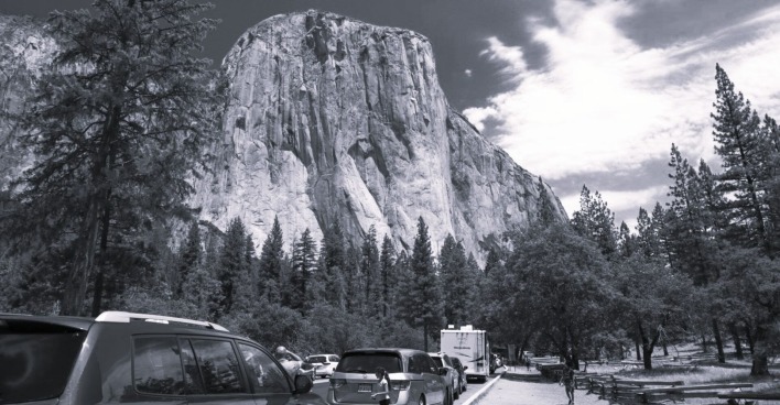 Touristen auf dem Weg ins Yosemite-Tal im Hintergrund sieht man den El Capitan-Berg