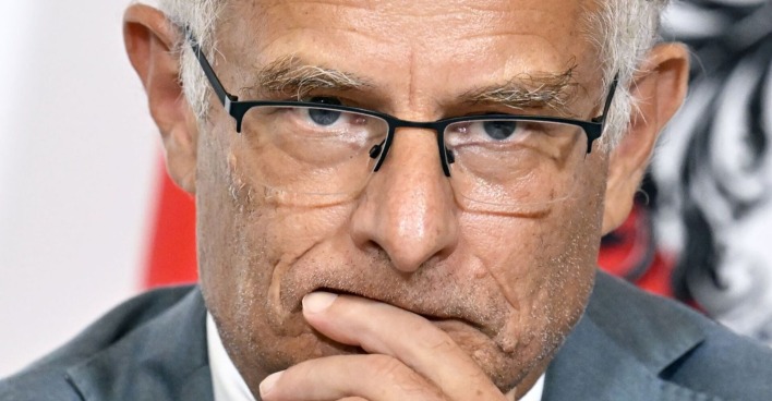 Nahaufnahme von Finanzminister Markus Marterbauer mit Brille und nachdenklichem Gesichtsausdruck, Hand an den Lippen.