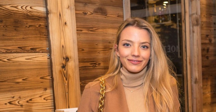 Chiara Pisati mit beigen Mantel