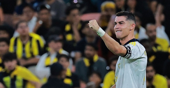 Cristiano Ronaldo freut sich auf dem Fußballplatz.