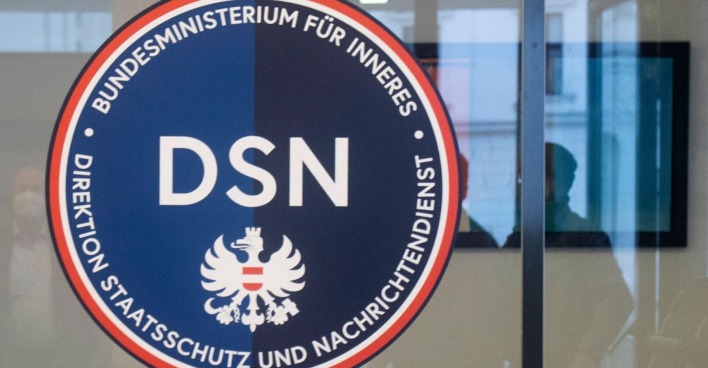 Logo der Direktion für Staatsschutz und Nachrichtendienst (DSN) auf einer Glastür im Innenministerium in Wien.