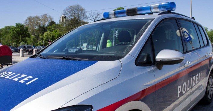 Wagen der österreichischen Polizei auf der Straße