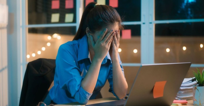 Frau verzweifelt vor Laptop