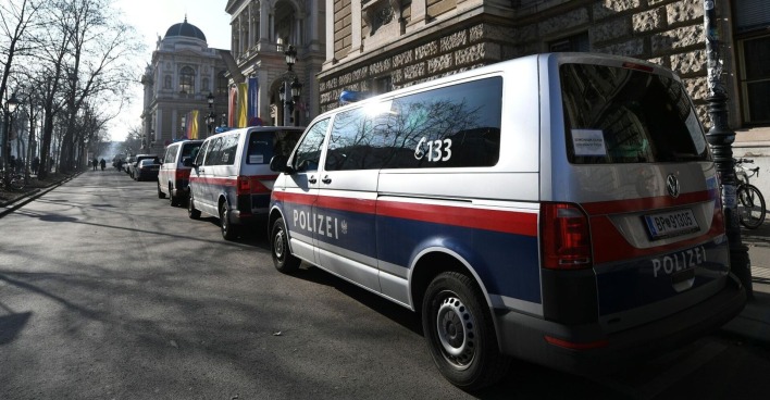 Polizeifahrzeuge stehen vor der Universität Wien, während Beamte bei einer Gaza-Demonstration im Großeinsatz sind.