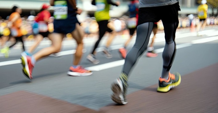 Menschen laufen bei einem Marathon.