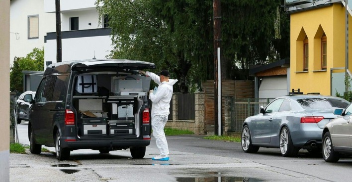 Tatort in Graz-Wetzelsdorf: Ein Forensiker in Schutzkleidung arbeitet an einem Einsatzfahrzeug der Spurensicherung nach dem Fund eines Säuglings.