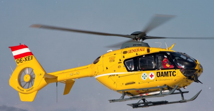 Hubschrauber "Christopherus" in gelb gehaltenem ÖAMTC-Branding in der Luft