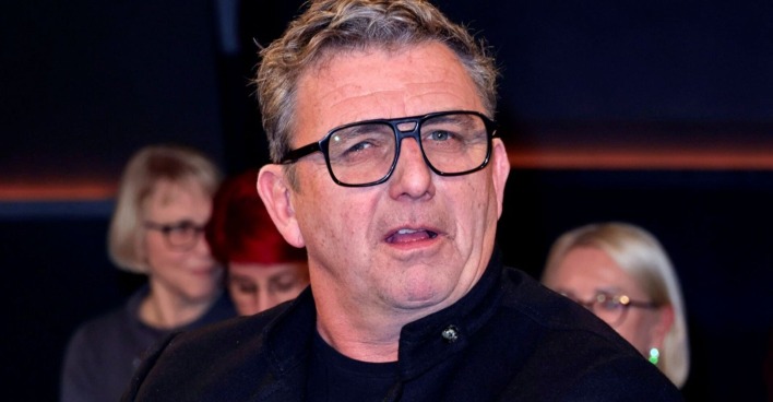 Hans Sigl mit Brille und verwirrten Gesichtsausdruck