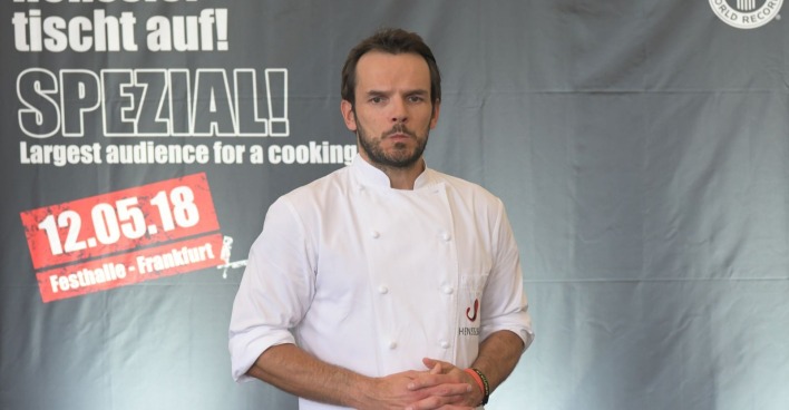 Steffen Hennsler mit ernstem Gesichtsausdruck