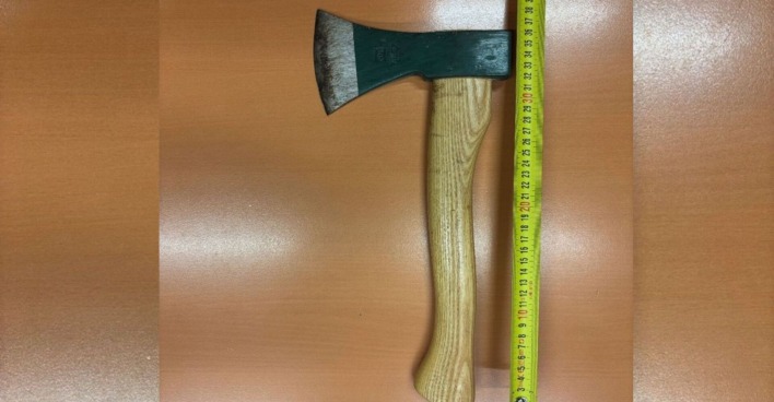 Bild einer Axt welche auf einem Holztisch liegt