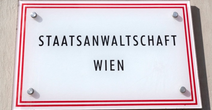 Schild der Staatsanwaltschaft Wien an einer Hauswand angeschraubt