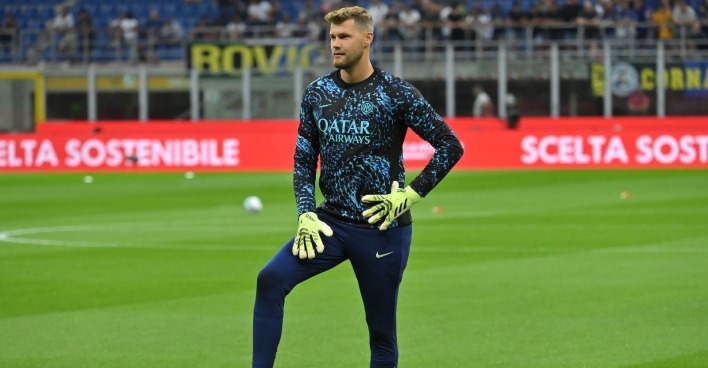 Josep Martinez im inter-Mailand-Trainingsshirt beim Aufwärmen