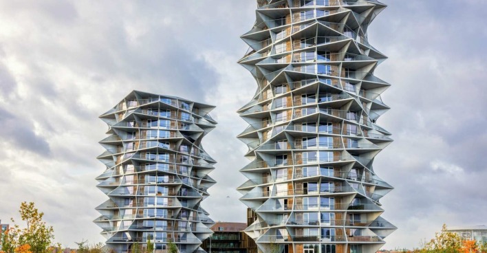 Zwei moderne Wohntürme mit verdrehten Etagen und spitzen Balkonen – die Kaktus Towers in Vesterbro, Kopenhagen, entworfen von der Bjarke Ingels Group.