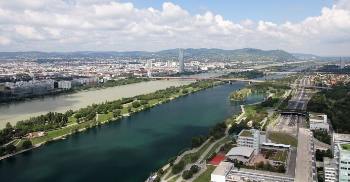 Neue Donau im Bereich zwischen Kaisermühlen und Floridsdorf, Blick Richtung Westen, flussaufwärts; links im Bild das Hauptgerinne der Donau