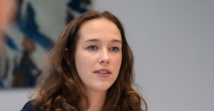 Lena Schilling bei einem Pressetermin, sprechend