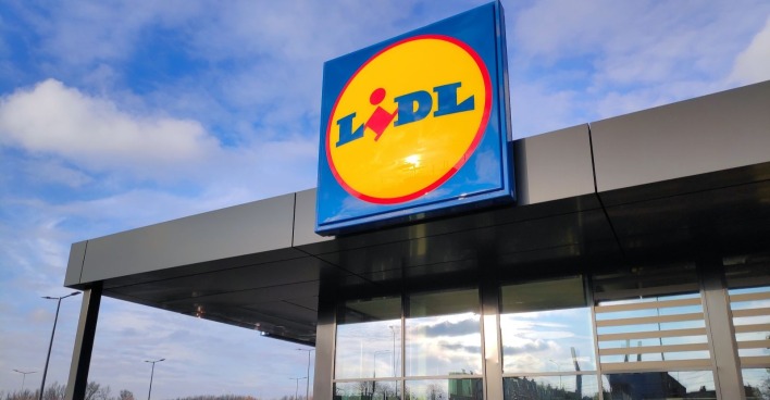 Außenansicht einer Lidl-Filiale an einem sonnigen Tag