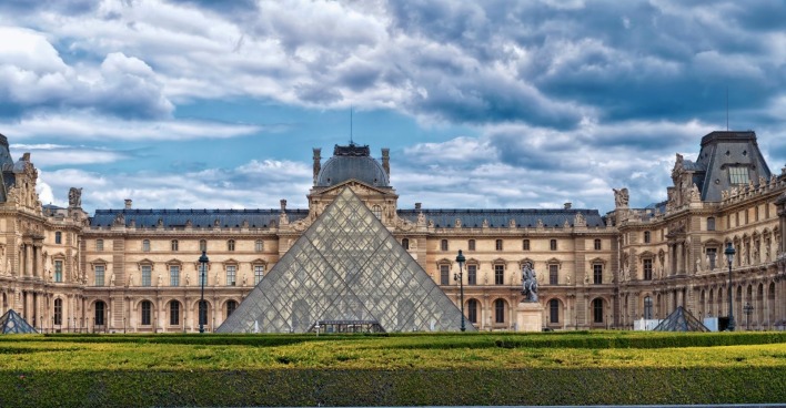 Außenansicht des Louvre-Museums in der französischen Hauptstadt Paris