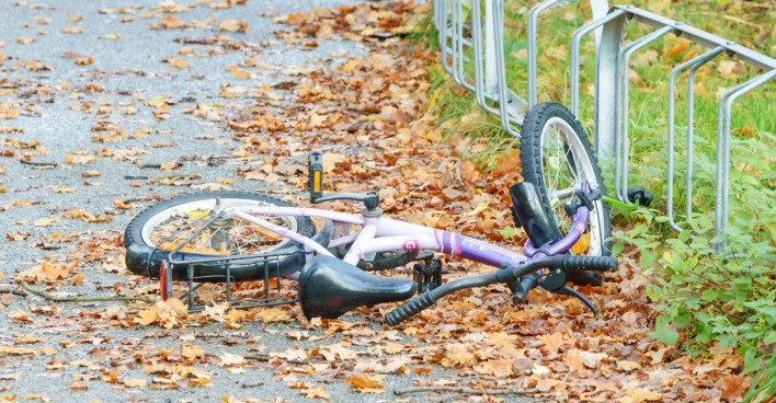 Ein Fahrrad eines Kindes liegt auf der Straße.