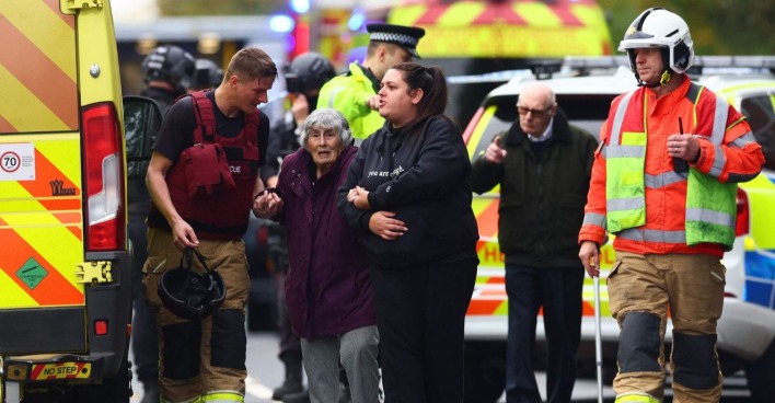 Traumatisierte Menschen und Einsatzkräfte im britischen Manchester am 2.10.2025 nach einem Angriff auf eine Synagoge