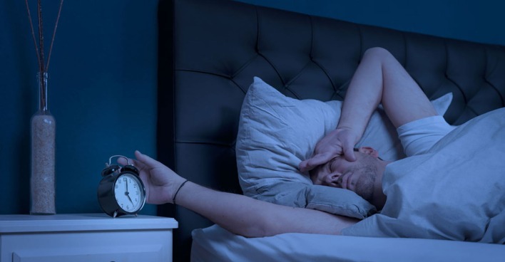 Mann liegt wach im Bett | Credit: Jens Rother – stock.adobe.com