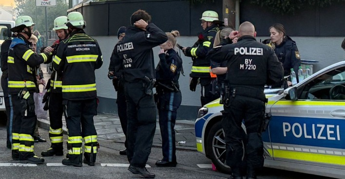 Einsatzkräfte von Polizei und Feuerwehr in München bei einem Großeinsatz nach Explosionen und Sprengfallen in der Lerchenauer Straße.
