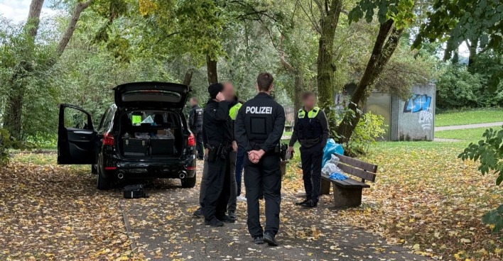 Polizeibeamte am Lerchenauer See in München: Hier wurde der mutmaßliche Täter nach dem Großeinsatz mit Schüssen, Explosionen und Sprengfallen tot entdeckt.