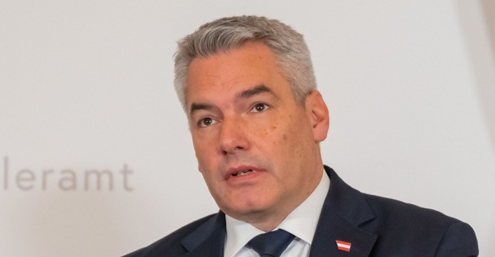 Der damalige Bundeskanzler Karl Nehammer bei einer Pressekonferenz, er soll mit dem Tod bedroht worden sein.