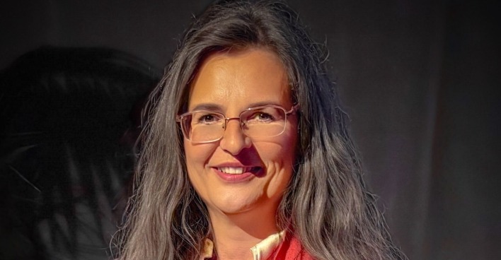 Gabriela Maria Straka mit offenen Haaren und Brille