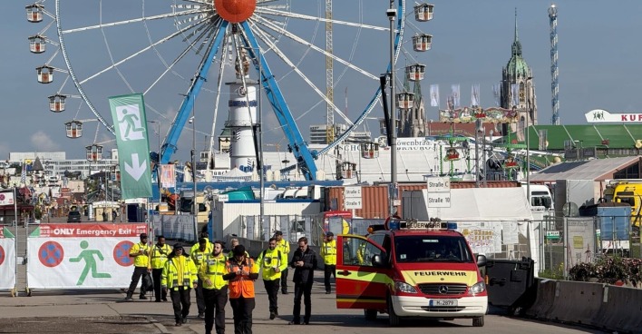 Oktoberfest in München: Sicherheitskräfte vor Ort, nachdem das Festgelände wegen Bombendrohung geräumt wurde und am Nachmittag wieder öffnete.