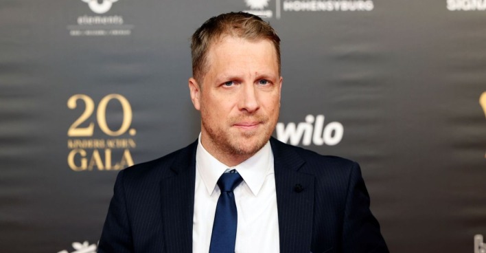 Oliver Pocher mit ernstem Gesichtsausdruck