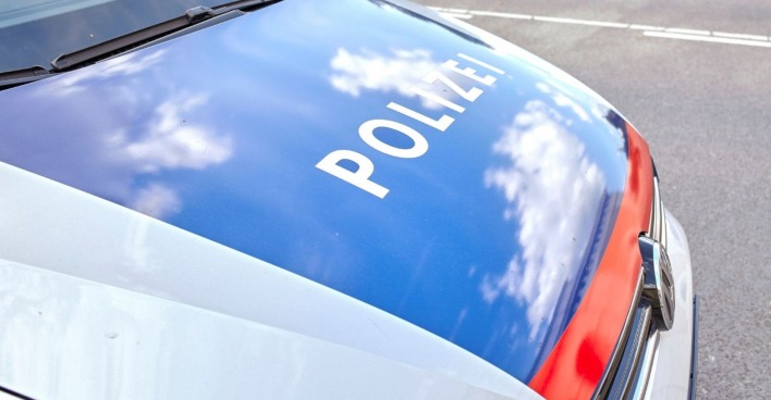 Motorhaube eines Polizeiwagens in der österreichischen Bundeshauptstadt Wien im Jahre 2016