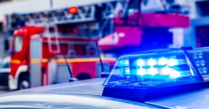 Sirene eines Polizeiwagens, welcher vor einem Feuerwehrwagen steht