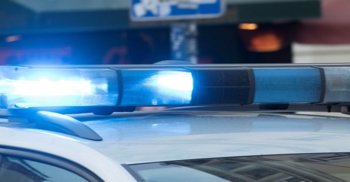 In Großwilfersdorf stürzte ein 28-Jähriger von der Motorhaube eines fahrenden Autos.