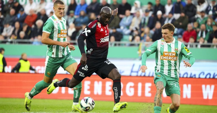 Nenad Cvetkovic (Rapid), Samuel Adeniran (LASK) und Bendeguz Bolla (Rapid) am Sonntag, 19. Oktober 2025, anl. einer Fußball-Bundesliga-Begegnung zwischen SK Rapid und LASK im Allianz Stadion in Wien