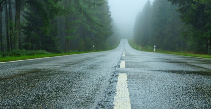 Eine regennasse Strasse