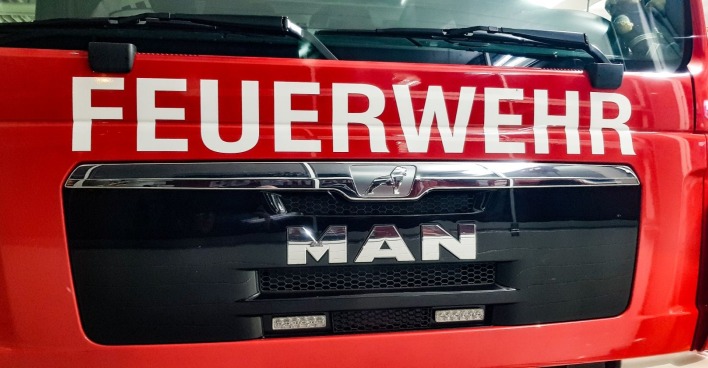 Vorderansicht eines österreichischen Feuerwehrwagens der Firma MAN