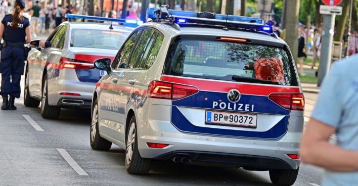 Polizeiwagen mit eingeschalteter Sirene, während einer Demonstration auf der Wiener Ringstraße