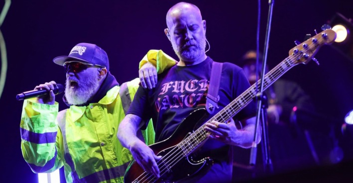 Sam Rivers und Fred Durst auf der Bühne mit der Nu-Metal-Formation Limp Bizkit im Jahr 2024.