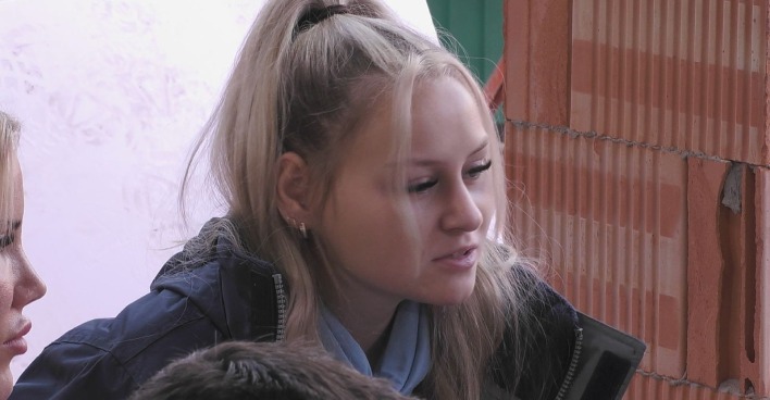 Sarah-Jane Wollny mit ernstem Gesichtsausdruck