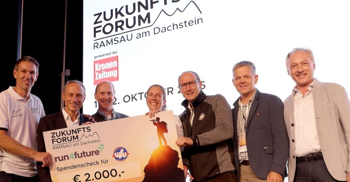 Organisatoren und Partner des Zukunftsforums mit Spendencheck auf der Bühne