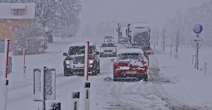 Autofahrer in den Alpen brauchen jetzt dringend Winterausrüstung.