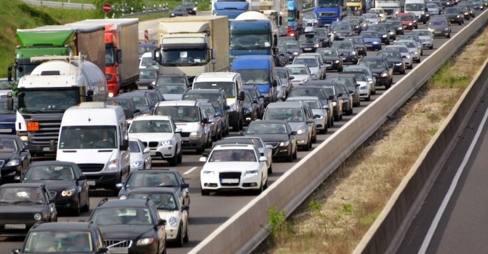 Langer Stau auf einer Autobahn, Kolonnen von Fahrzeugen stehen auf der Straße