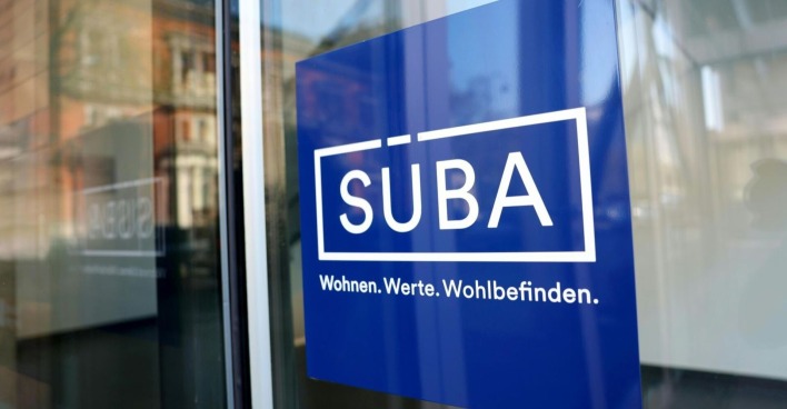 Logo der Süba AG an einer Glastür in Wien, das Immobilienunternehmen von Klemens Hallmann ist insolvent.