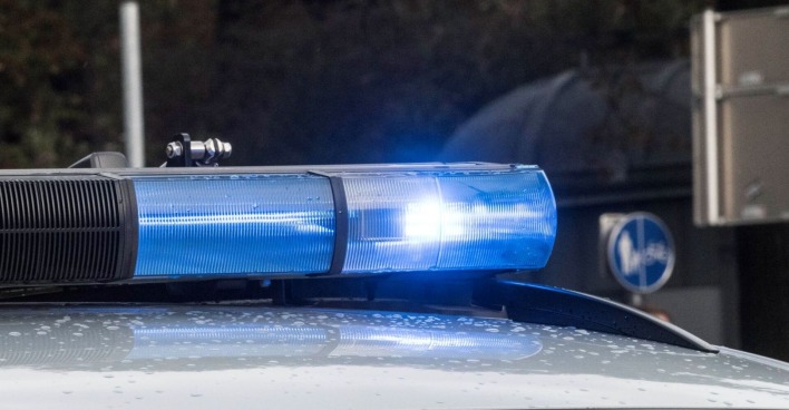 Leuchtendes Blaulichtsignal an einem österreichischen Polizeiauto, optisches Notsignal