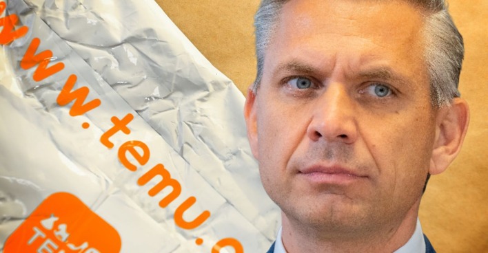 Porträt von Wirtschaftsminister Wolfgang Hattmannsdorfer vor dem Logo des Billiganbieters Temu