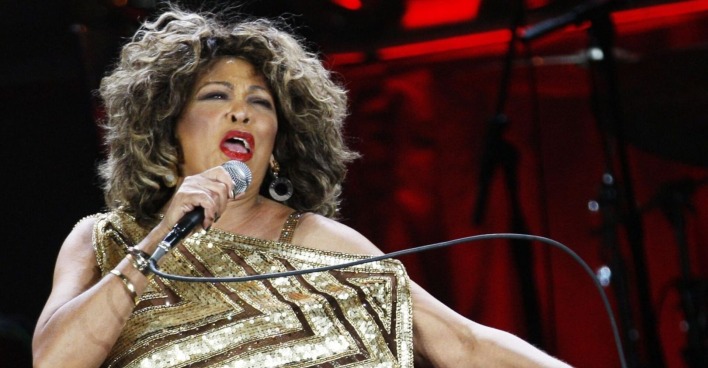 Tina Turner mit Mikrophon auf der Bühne